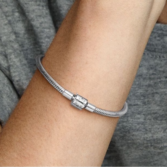 Pandora Moments Barrel Clasp
Snake Chain Bracelet 7.5 inches - Picture 3 of 4